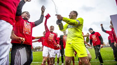 Piffens fotbollslag firar avancemanget till division 1
