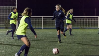Jalkapalloilija Linda Sällström Paris FC:n harjoituksissa.