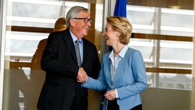 EU-kommissionsordföranden Jean-Claude Juncker skakar hand med blivande kommissionsordföranden Ursula von der Leyen.