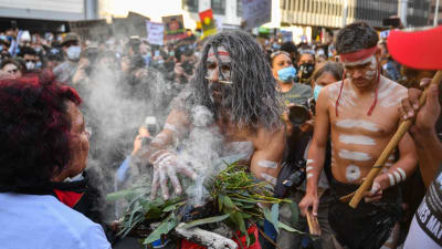Demonstranter i Sydney deltog i en aboriginer-ceremoni 6.6.2020