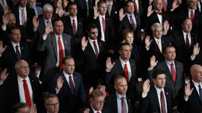Röd slips verkar vara gemensamt för de republikanska manliga politikerna som här svär sin ed.