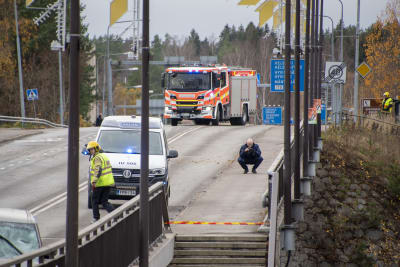 En polis tar foton på Mannerheimgatans bro efter att en olycka skett.