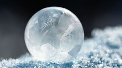 En såpbubbla som förvandlats till is.