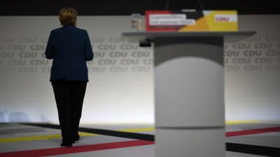Angela Merkel efter sitt avskedstal som partiledare