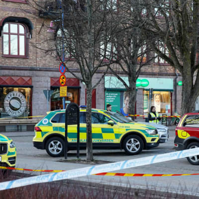 Ambulanser och utryckninsgfordon i centrala Vetlanda. 