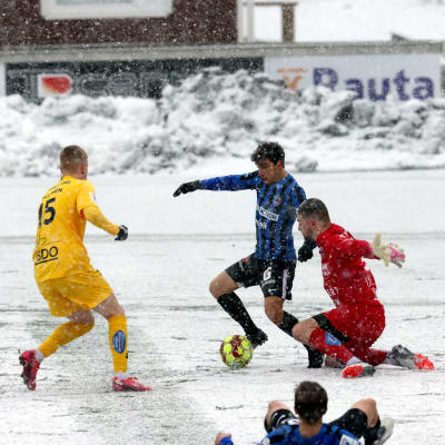 David Haro pallossa lumisella Tehtaan kentällä. Inter pelasi kotiavauksensa Valkeakoskella, koska Turussa sen luonnonnurmikenttä on pelikelvoton.