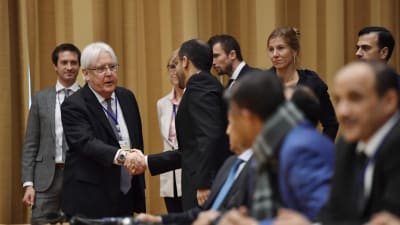 FN-sändebudet Martin Griffiths skakar hand med en av de jemenitiska delegaterna under öppningen av samtalen i Johannesbergs slott på torsdagen 6.12.