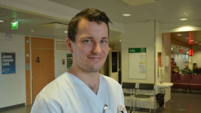 Avdelningsskötare Jussi Reijonen i samjouren i Åbo väntrum.