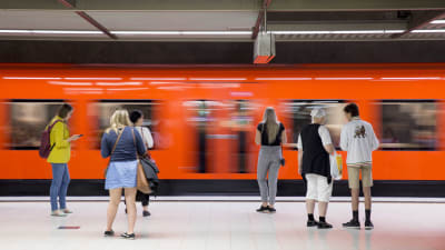 Ihmisiä Rautatientorin metropysäkillä. 
