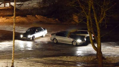Tre bilar står parkerarade på Hulda daghems parkering i mörkret.