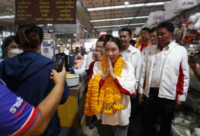Den avsatte ex-premiärministern Thaksin  Shinawatras dotter Paetongtarn Shinawatra hälsar på anhängare i Bangkok inför parlamentsvalet i Thailand i maj år 2023.