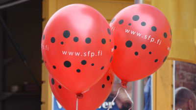 SFP:s röda ballonger på valgatan. 