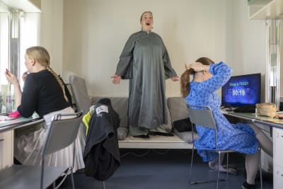Ann-Marie i omklädningsrummet. Till vänster sitter Stella Tähtinen ochtill höger Emma Mustaniemi. 