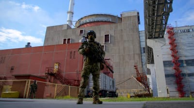 En rysk militärvakt utanför den andra reaktorn till kärnkraftverket Zaporizjzja den 1 maj 2022. 