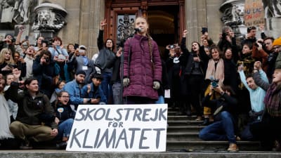Greta Thunberg med demonstrationsplakat om "skolstrejk för klimatet" i Lausanne.