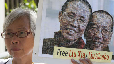 En demonstrant i Hongkong krävde att Liu Xi och Liu Xiaobo friges, strax innan det stod klart att Liu Xiaobo avlidit på torsdagen 13.7.2017