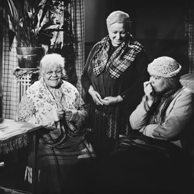 Näyttelijät Elna Hellman, Rakel Laakso ja Elsa Turakainen Opri-elokuvassa vuonna 1954.