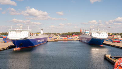 Två containerfartyg i Hangö hamn en solig sensommardag.