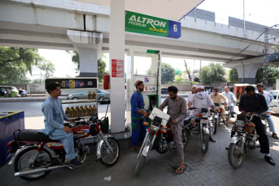 Motorcyklister köar vid en bensinstation i staden Peshawar i nordöstra Pakistan.