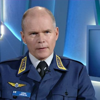 Försvarsmaktens kommendör Jarmo Lindberg i TV1 den 11 april 2015.