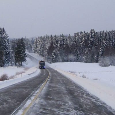 Rekka ajaa talvisella maantiellä