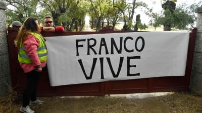 "Franco lever" står det på banderollen som visades upp i Valle de los Caidos då den forna diktatorn Francos kvarlevor fördes bort från området m