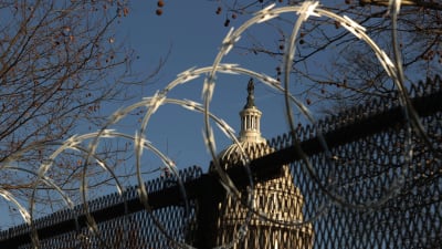 Stängsel med taggtråd omgärdar Capitolium i Washington DC.