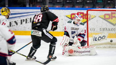 Robert Rooba gör mål på Roope Taponen.