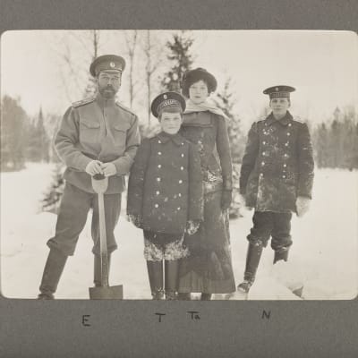 Tsarfamiljen i snön. Bilden tagen i Tsarskoje Selo, familjens sommarresidens i staden Pusjkin. 