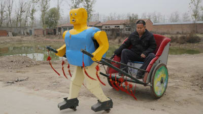 Robot som drar en rickshaw i Kina.