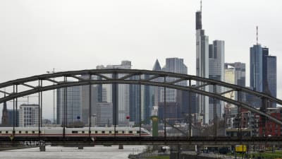 Tåg kör över bro i Frankfurt. 