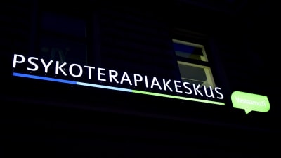 Pstkoterapicentret Vastaamos logo på en mörk husfasad.