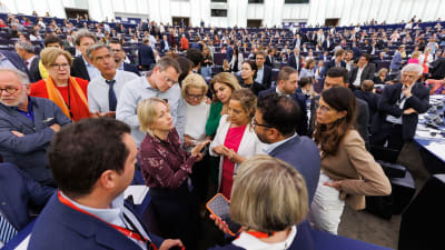 EU-parlamentets ledamöter i överläggning efter klimatomröstningen den 8 juni 2022