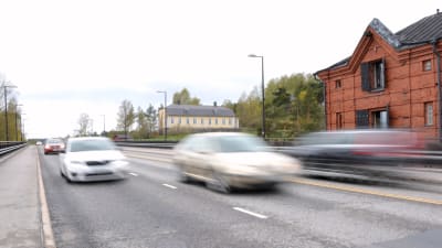 Bilar på Mannerheimgatans bro