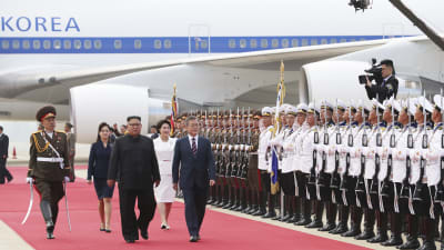 Moon Jae-In och Kim Jong-Un inspekterar hederskompaniet på flygplatsen i Pyongyang