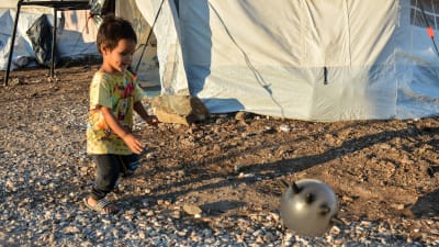 Ett barn som leker med en boll i Kara Tepe-lägret på Lesbos