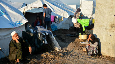Flyktingar och tält i flyktinglägret Kara Tepe