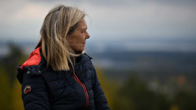 Fotbollstränaren Anna Signeul blickar ut över hemstaden Falun.