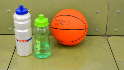 basketboll och två drickflaskor