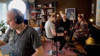 Filmteam hemma hos musikern Charlotta Kerbs.