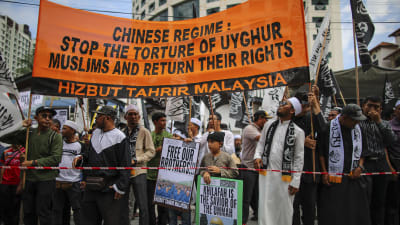 Människor demonstrerar för uigurers rättigheter i Malaysia. 