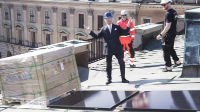 Kung Carl XVI Gustaf tar emot solpaneler som installeras på Stockholms slott.