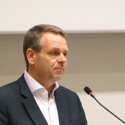 Borgmästare Jan Vapaavuori talar inför Helsingfors stadsfullmäktige.