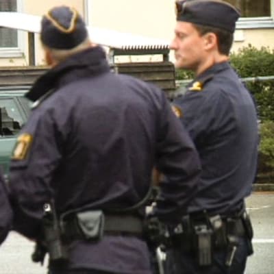 Poliisit katselevat edellisyön aikana syntyneitä tuhoja 26. heinäkuuta Ruotsin Malmössä.