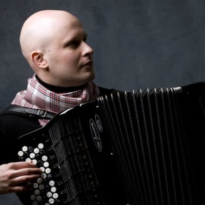 Harmonikkataiteilija Niko Kumpuvaara.