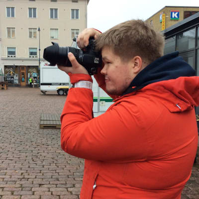 Kotkalainen 17-vuotias Sasu Mäkinen on aktiivinen freelance-kuvaaja, joka tarjoaa tiedotusvälineille erityisesti tulipaloihin ja onnettomuuksiin liittyviä kuviaan