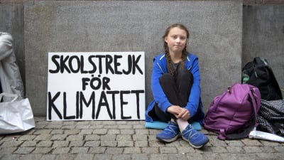 Skoleleven Greta Thunberg sitter utanför Sveriges riksdag och skolstrejkar för klimatet. 2018.