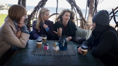 Celeste (Nicole Kidman), Madeline (Reese Witherspoon), Renata (Laura Dern) och Jane (Shailen Woodley) sitter ute och dricker kaffe.