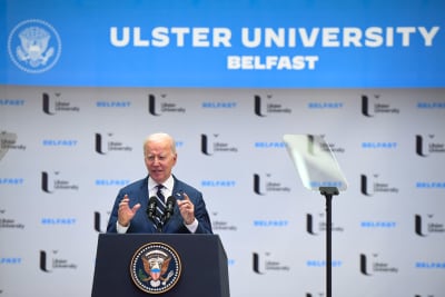 USA:s president Joe Biden gestikulerar under sitt tal vid Ulster University i Nordirland. På en skylt bakom honom står det Ulster University Belfast.