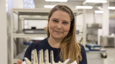 Meriarkeologi Minna Koivikko pitää kädessään hylystä nostettua paahtoleipätelinettä.